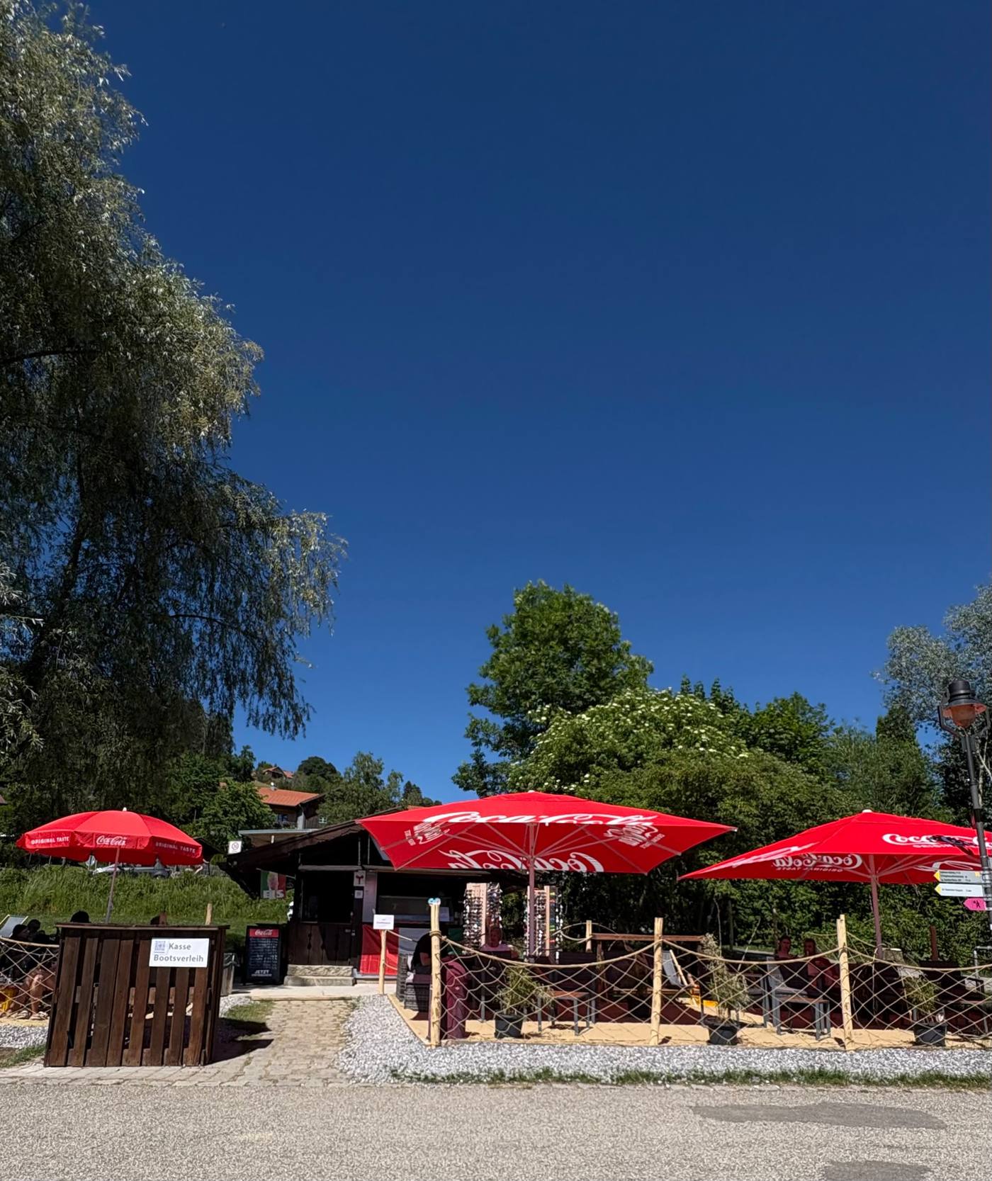 Fass-Tisch am Strand