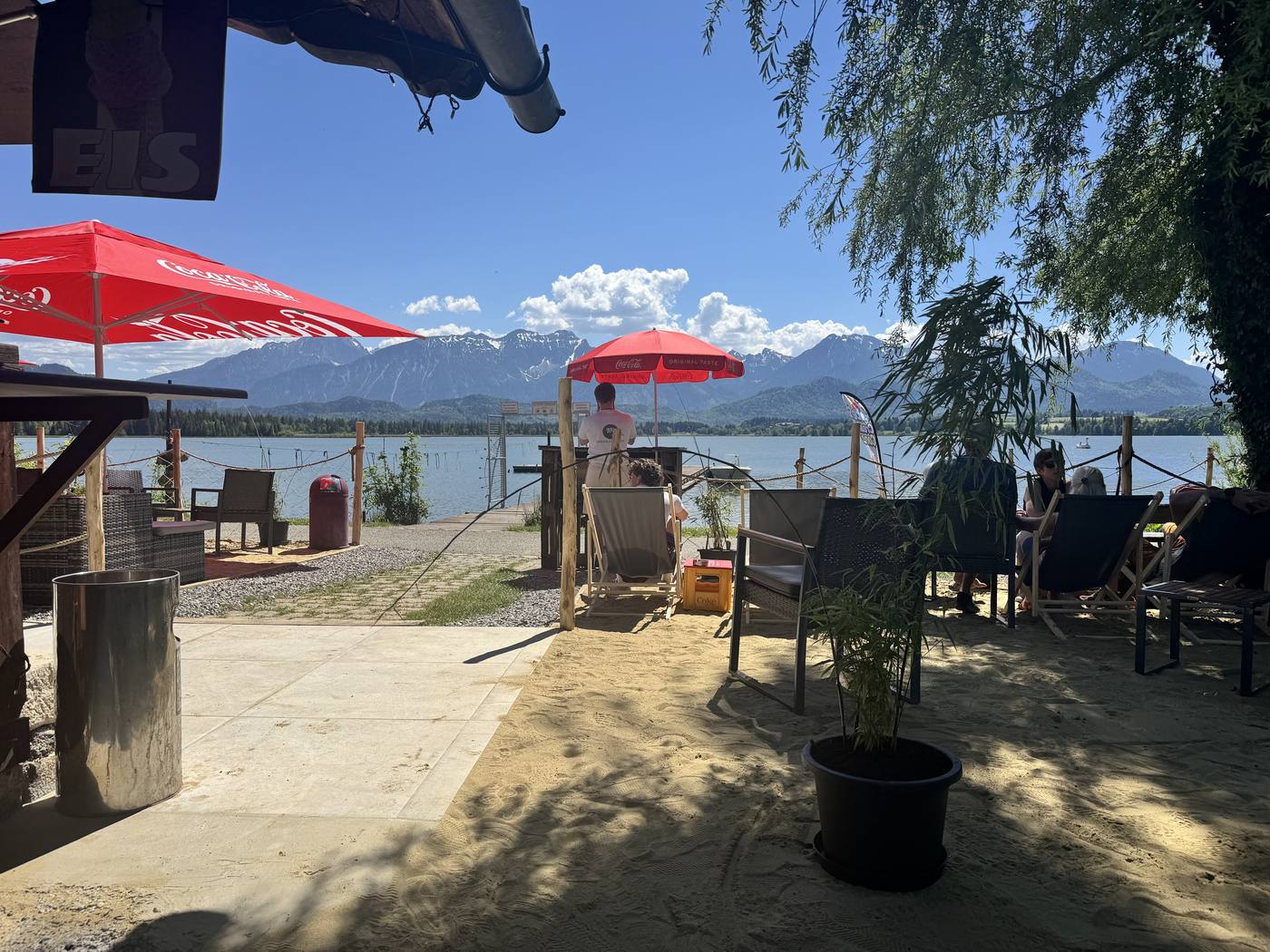 Kiosk am Hopfensee bei Sonnenschein