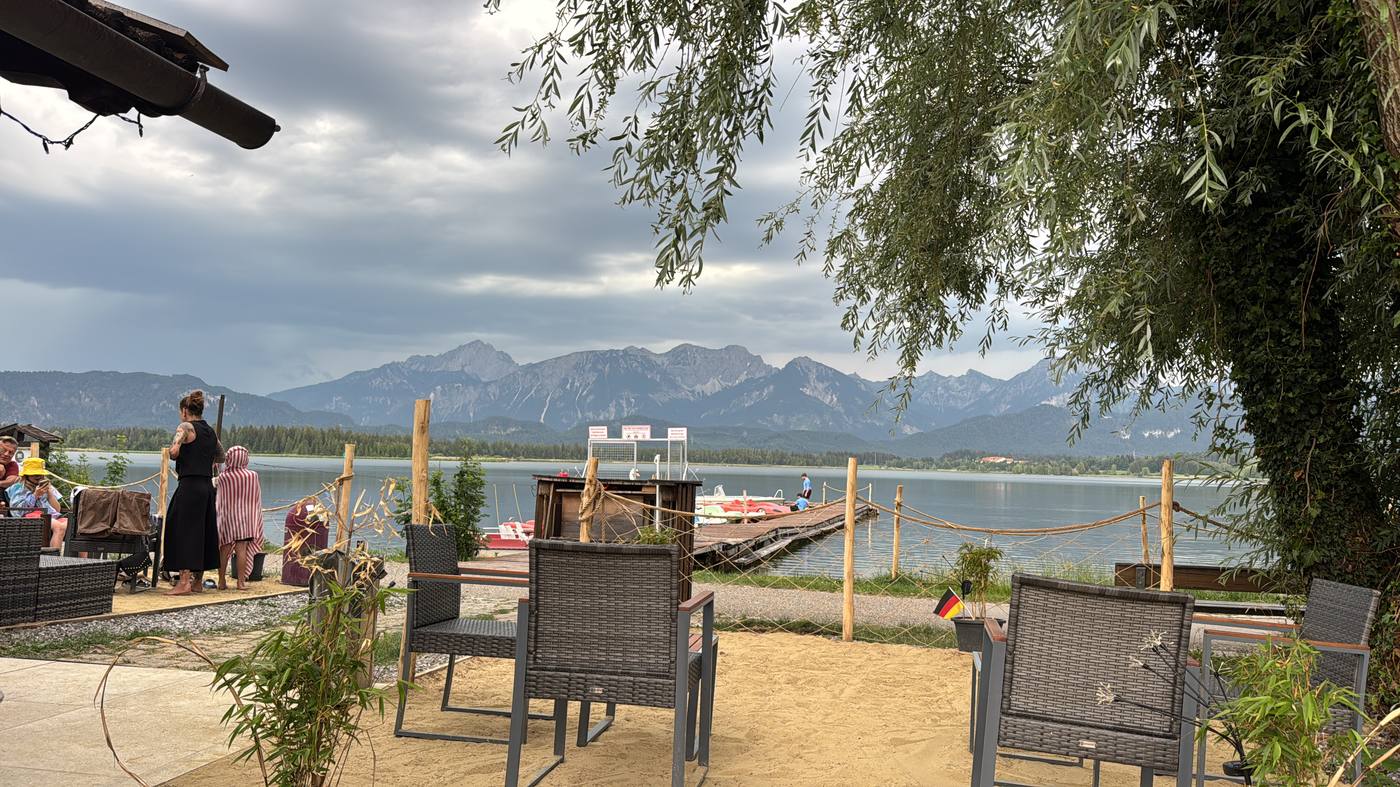 Blick über den Hopfensee zu den Alpen